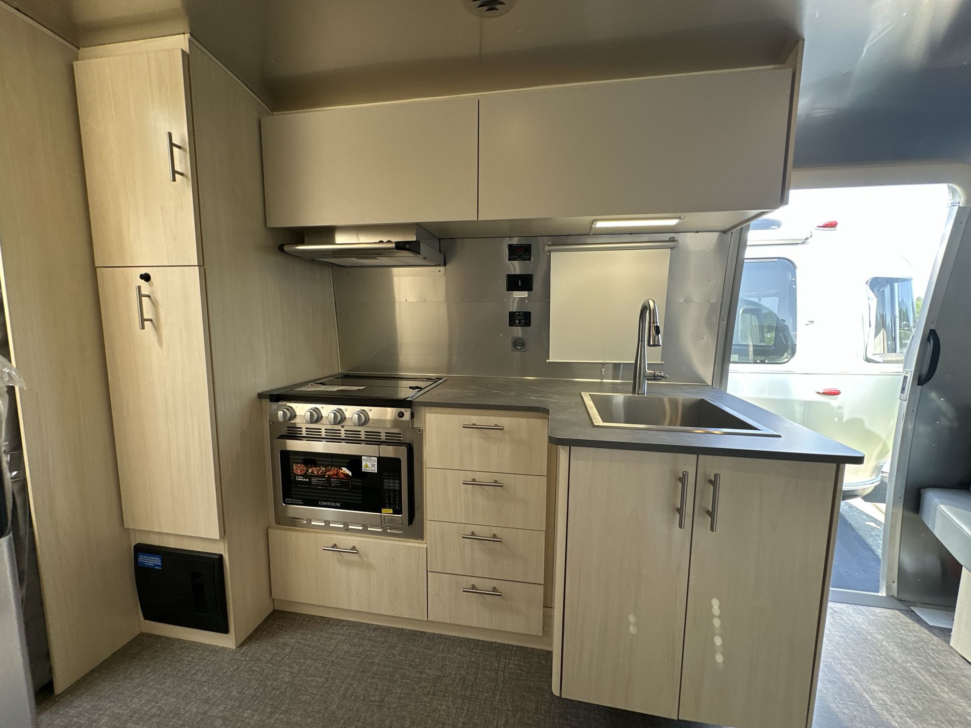 2026 Airstream 27FBQ Base