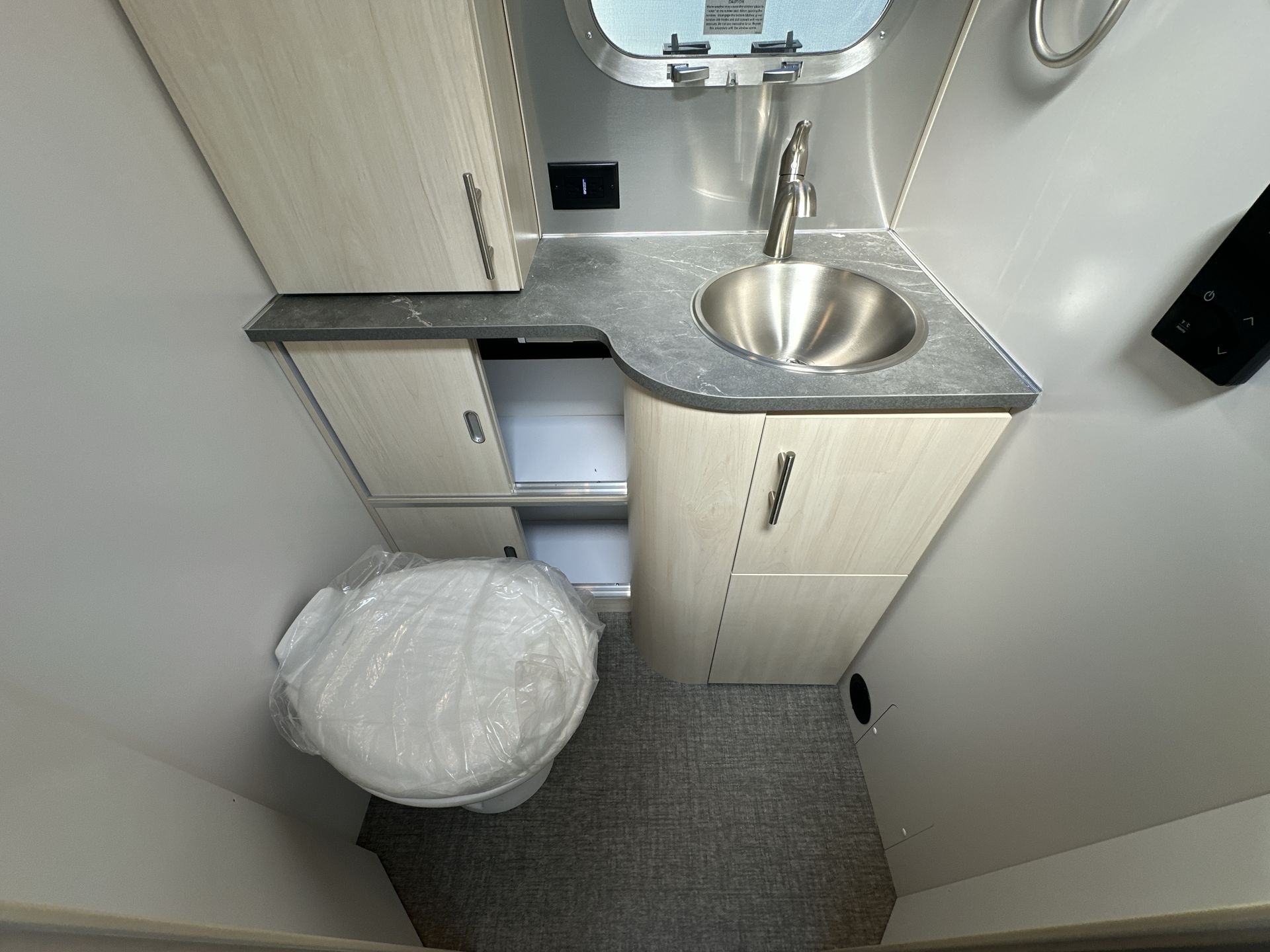 2026 Airstream 27FBQ Base