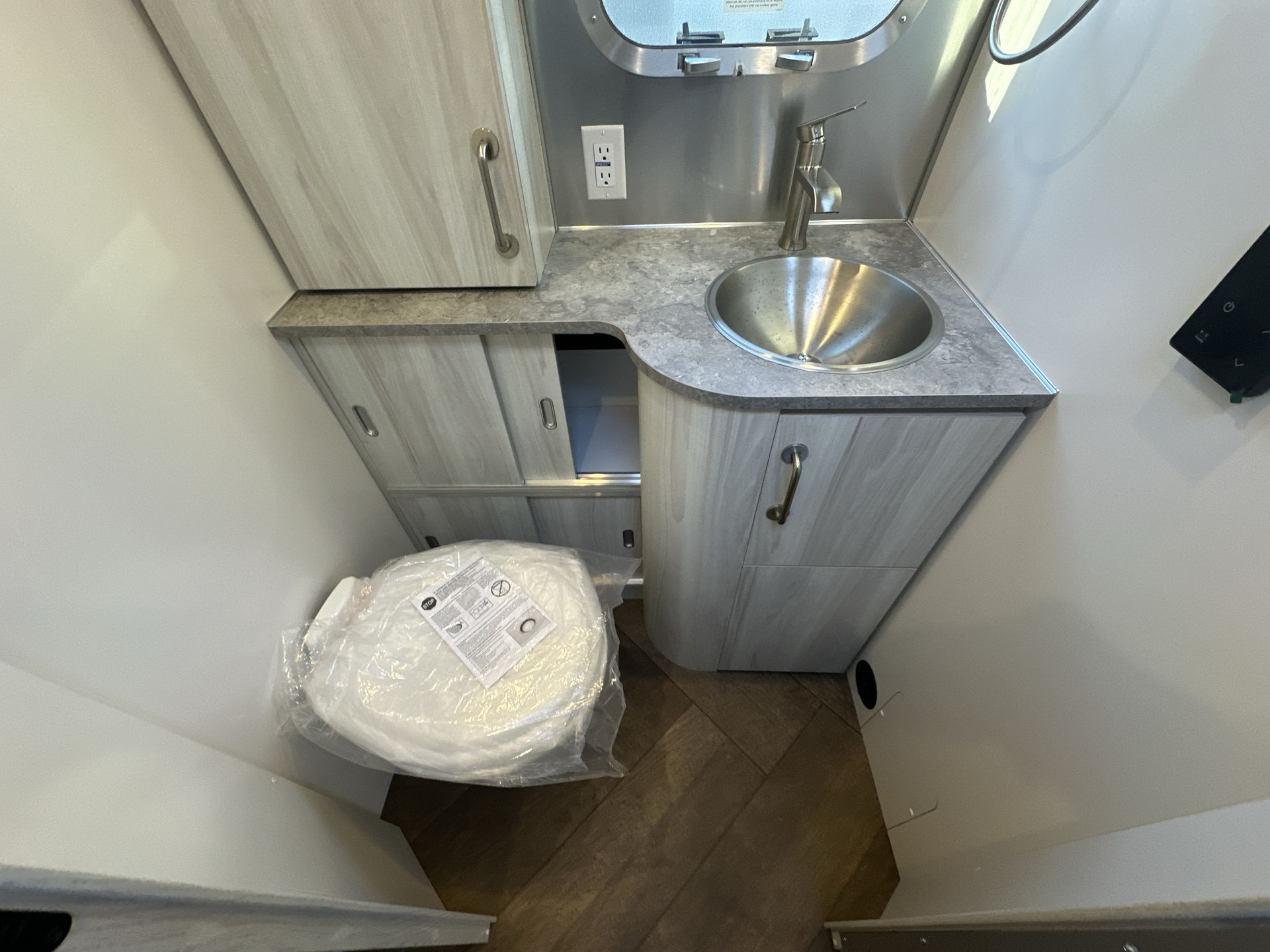 2026 Airstream 27FBQ Base