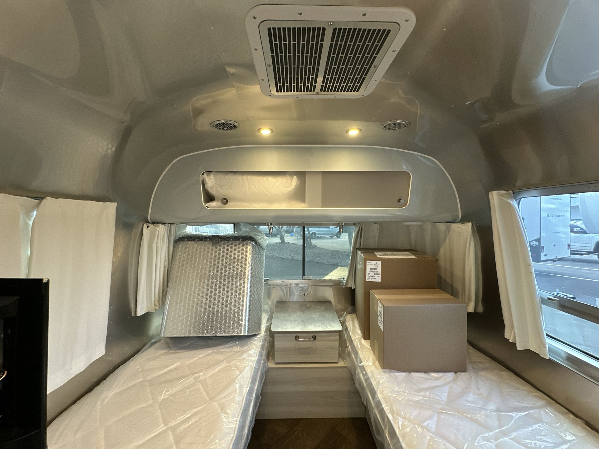 2026 Airstream 27FBT Base