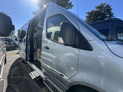 2026 Airstream 24GL 4x2 Passenger Base