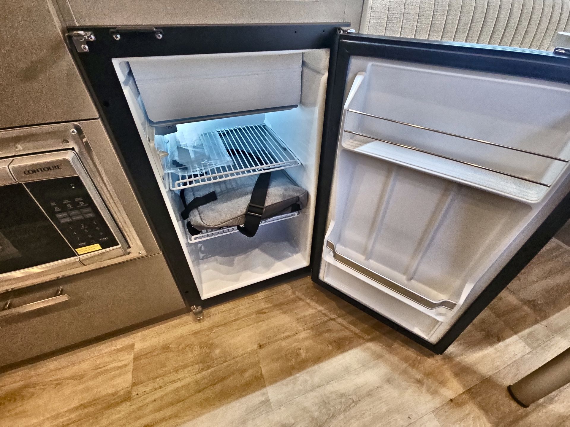 2026 Airstream 16RB Base