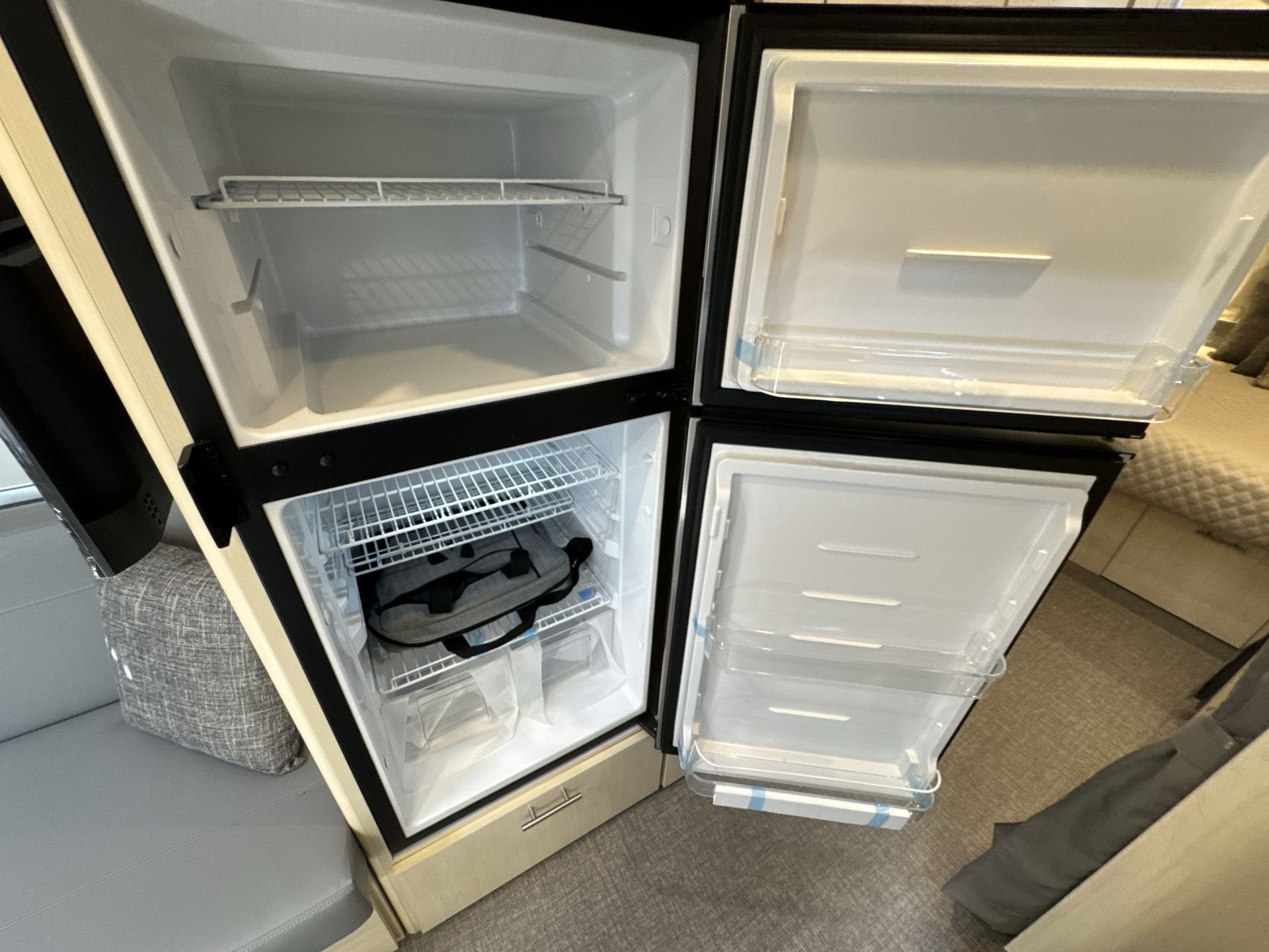 2026 Airstream 27FBQ Base