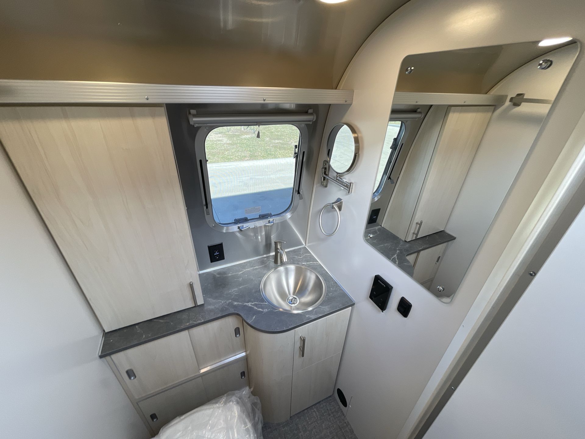 2026 Airstream 27FBT Base