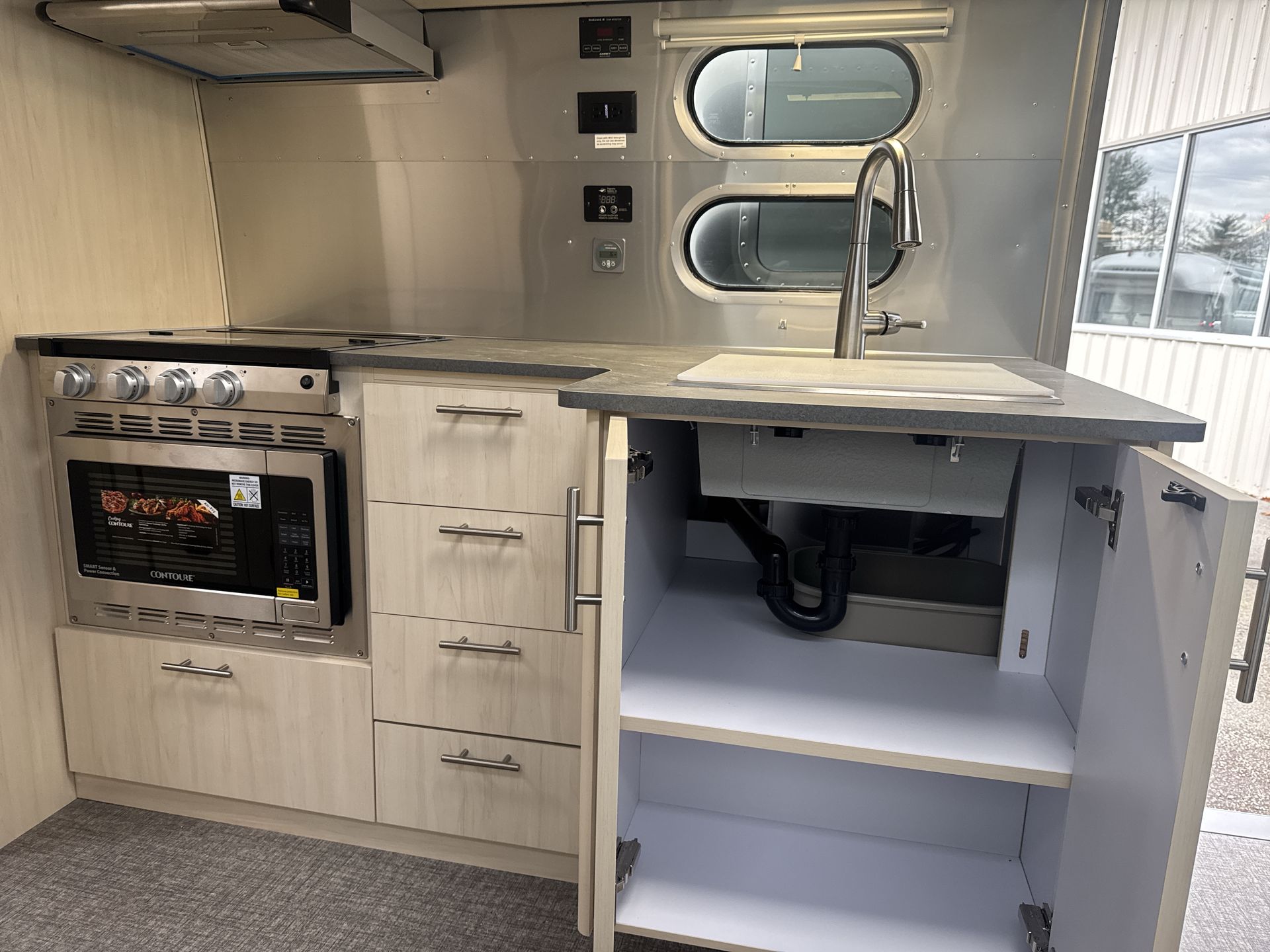 2026 Airstream 27FBQ Base