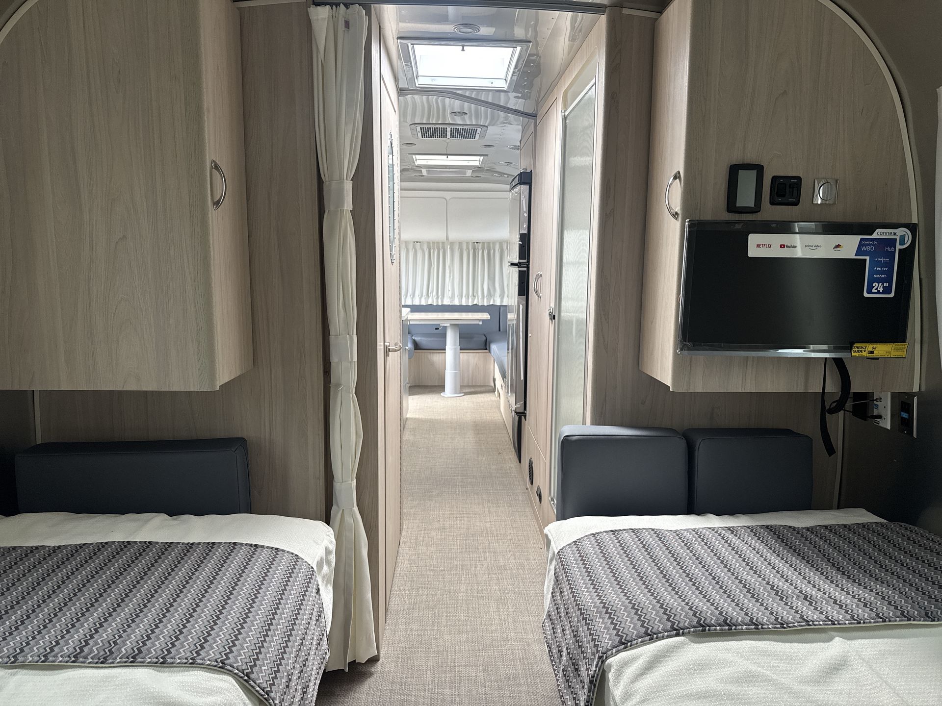 2026 Airstream 27FBT Base