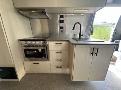 2025 Airstream 27FBQ Base