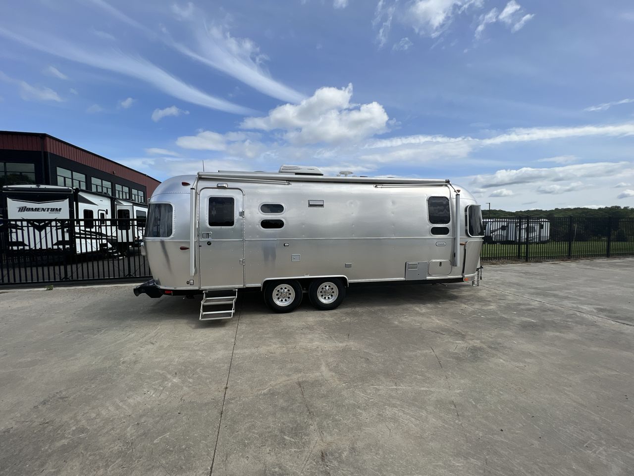 2026 Airstream 25FBT Base