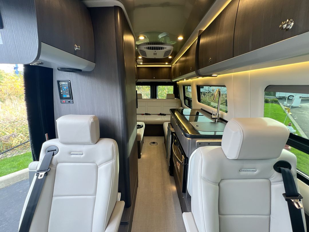 2026 Airstream 24GL 4x2 Passenger Base